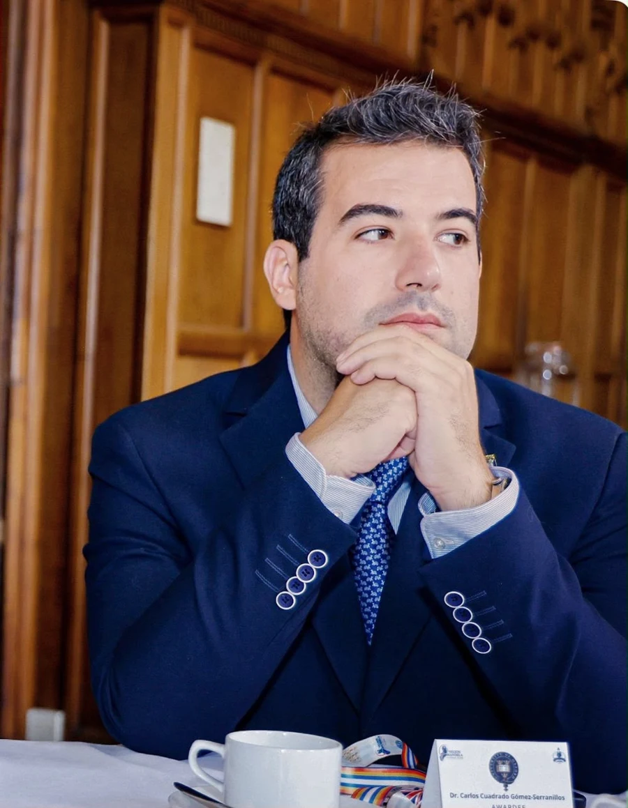 Dr. Carlos Cuadrado Gómez-Serranillos sentado en Oxford